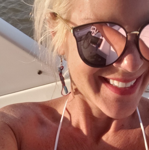 Meet your Posher, Holli - Picture 1 of 1